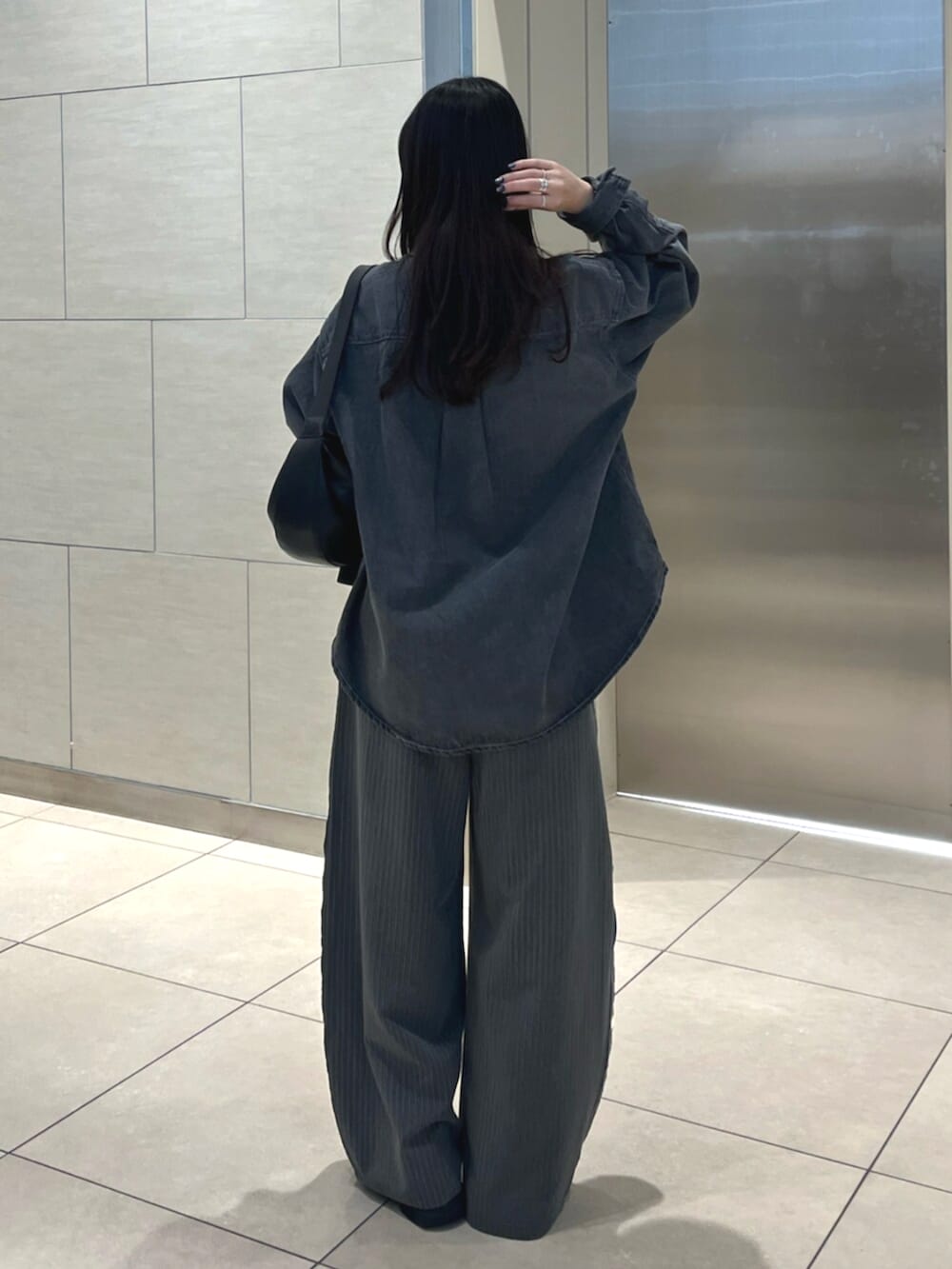 ブラック系のシャツ/ブラウス、グレー系のその他パンツを着用したレディースの冬コーディネートの3枚目の写真