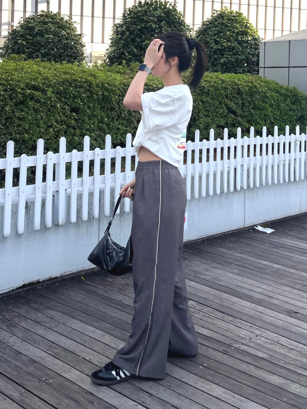 ホワイト系のTシャツ/カットソー、グレー系のその他パンツを着用したレディースの春コーディネートの2枚目の写真