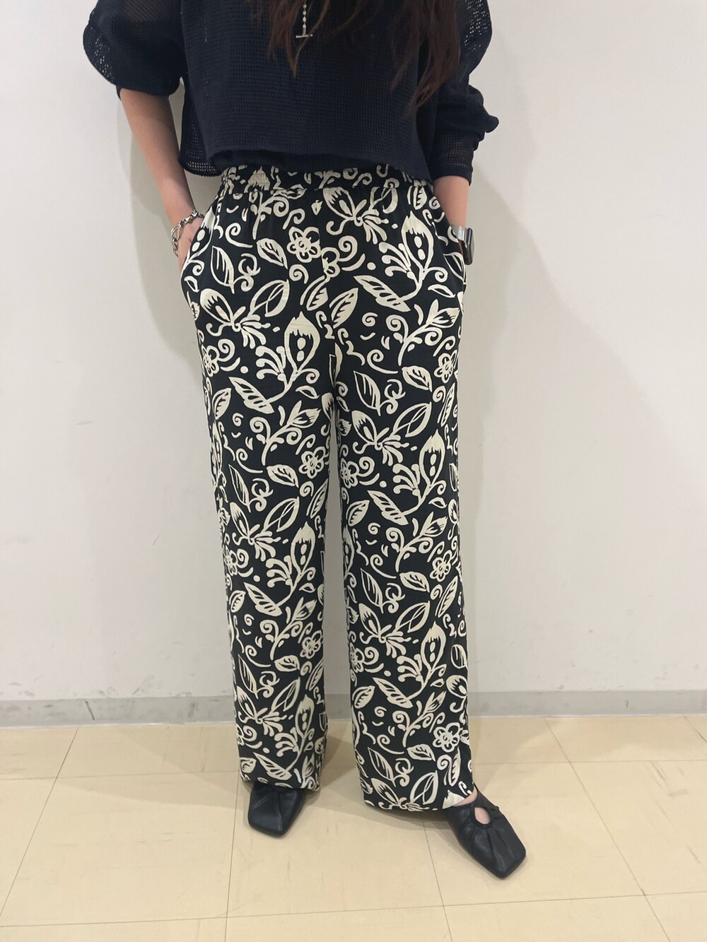 グレー系のTシャツ/カットソー、グレー系のタンクトップ、グレー系のその他パンツを着用したレディースの春コーディネートの5枚目の写真