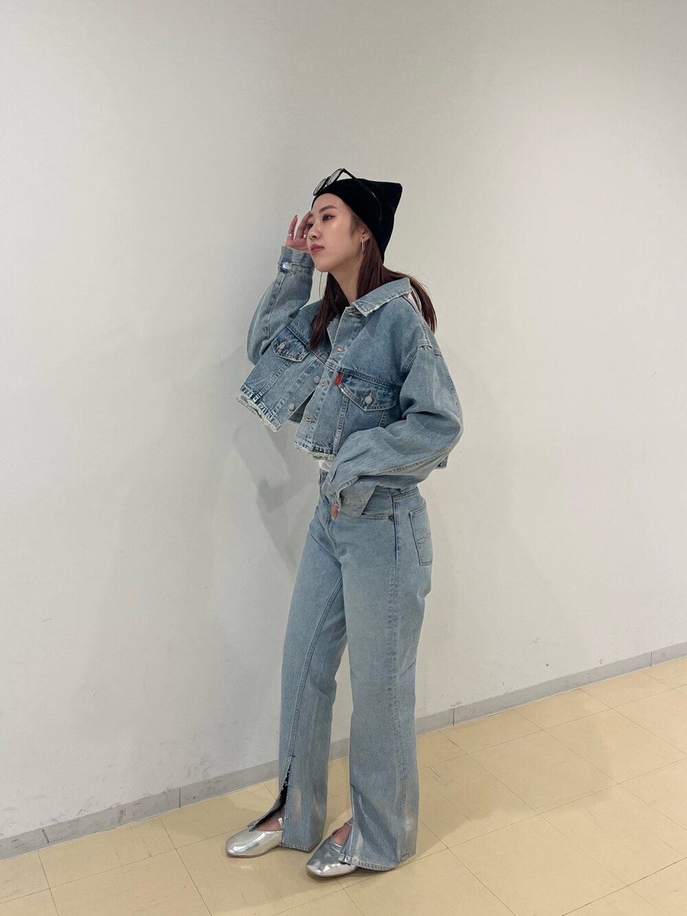 ブルー系のデニムジャケット、ホワイト系のTシャツ/カットソー、ブルー系のデニムパンツを着用したレディースの夏コーディネートの3枚目の写真