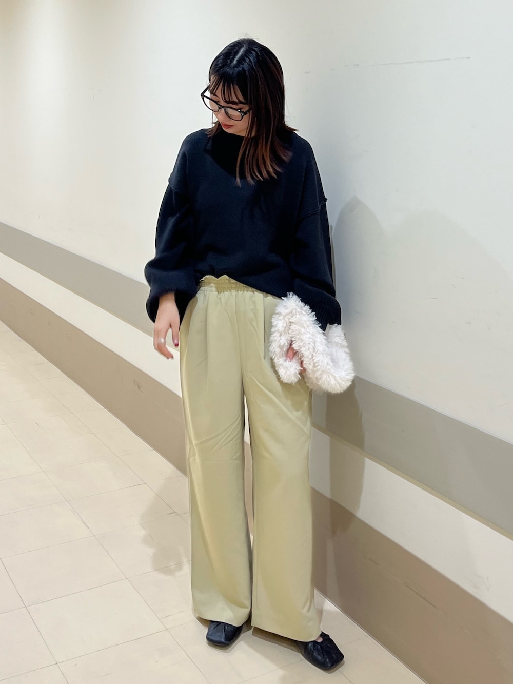 グレー系のニット/セーター、グリーン系のその他パンツを着用したレディースの秋コーディネートの2枚目の写真