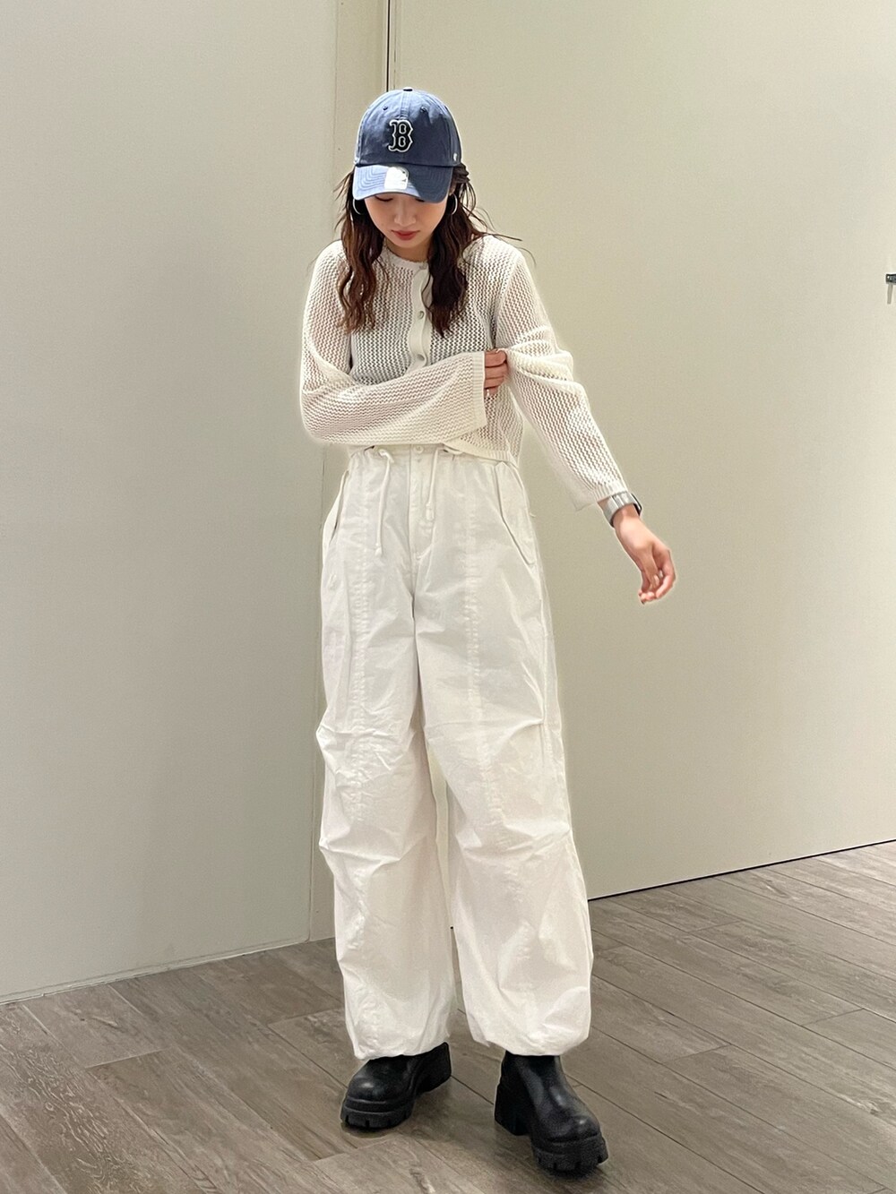 ホワイト系のカーディガン/ボレロ、ホワイト系のその他パンツを着用したレディースの春コーディネートの2枚目の写真