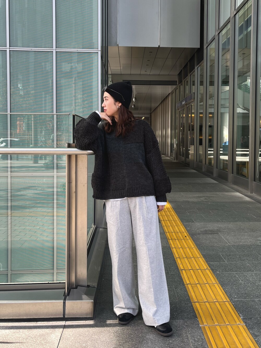 グレー系のニット/セーター、グレー系のその他パンツを着用したレディースの秋コーディネートの3枚目の写真