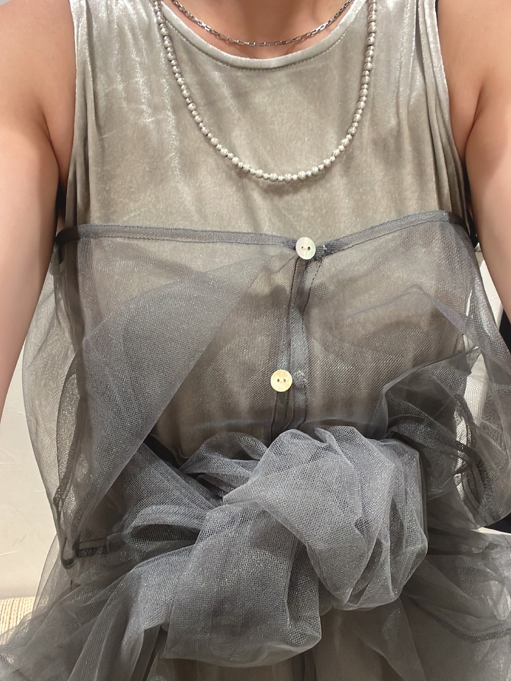 グレー系のワンピース、グレー系のワンピースを着用したレディースの夏コーディネートの3枚目の写真