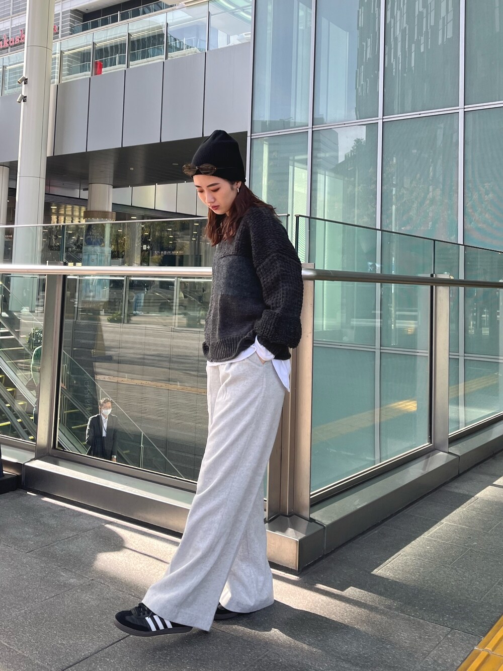 グレー系のニット/セーター、グレー系のその他パンツを着用したレディースの秋コーディネートの2枚目の写真