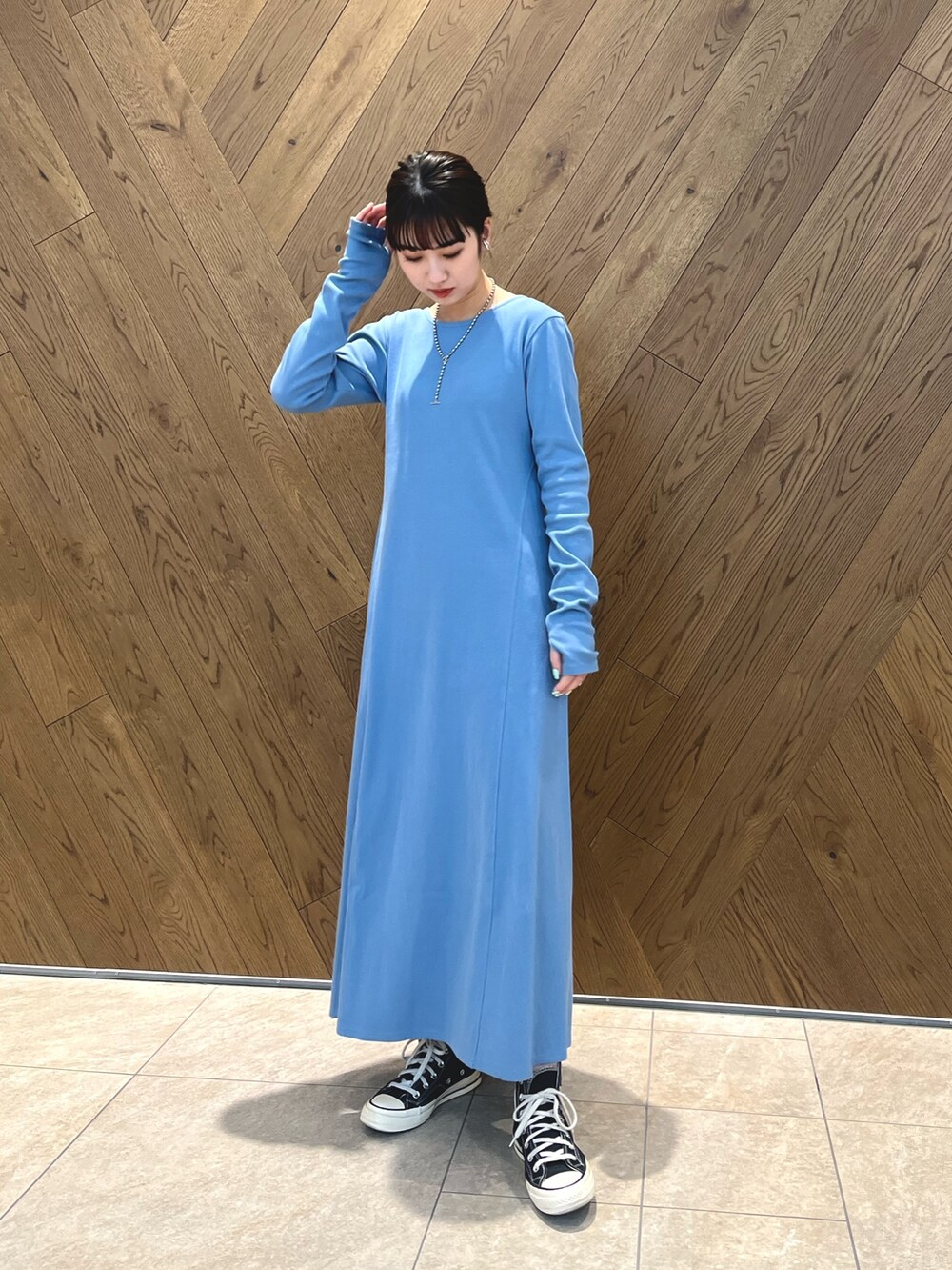 ホワイト系のデニムジャケット、シルバー系のネックレスを着用したレディースの春コーディネートの4枚目の写真