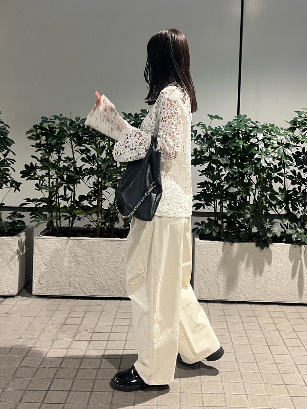 ホワイト系のシャツ/ブラウス、ホワイト系のチノパンツを着用したレディースの春コーディネートの2枚目の写真