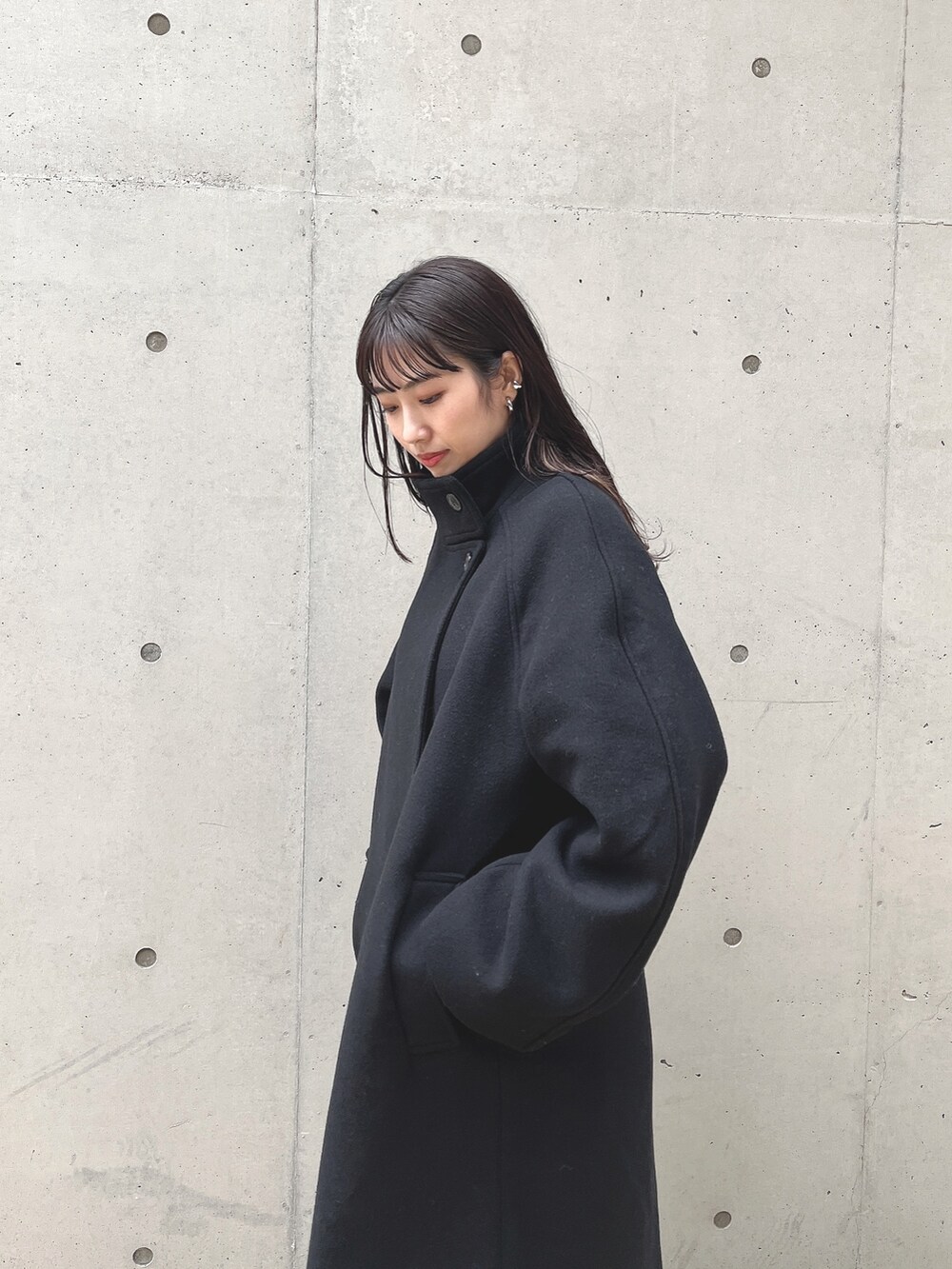 ブラック系のその他アウター、グレー系のワンピースを着用したレディースの冬コーディネートの2枚目の写真