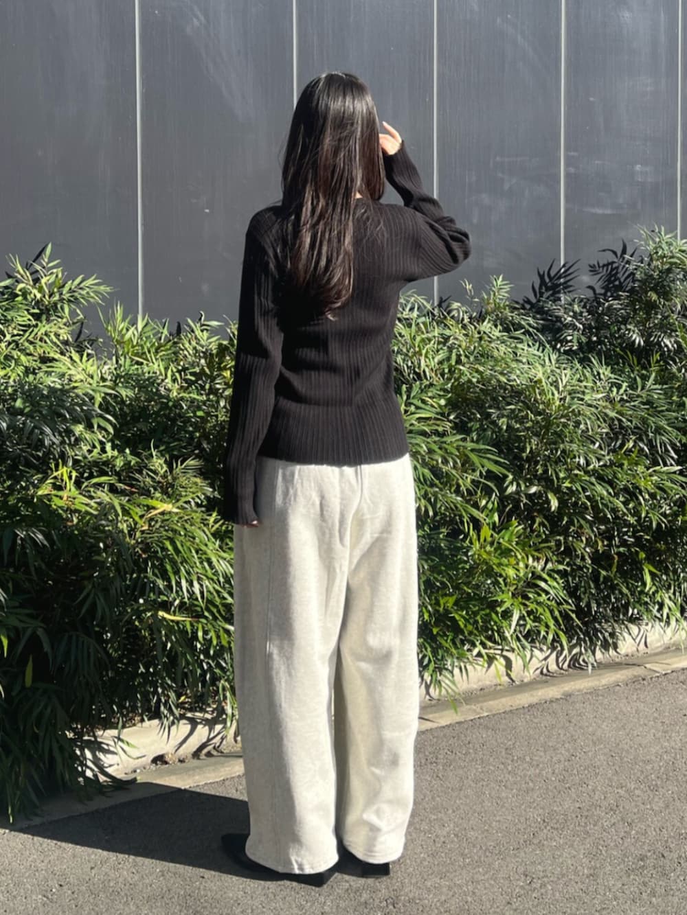 ブラック系のカーディガン/ボレロ、グレー系のスウェットパンツを着用したレディースの冬コーディネートの3枚目の写真