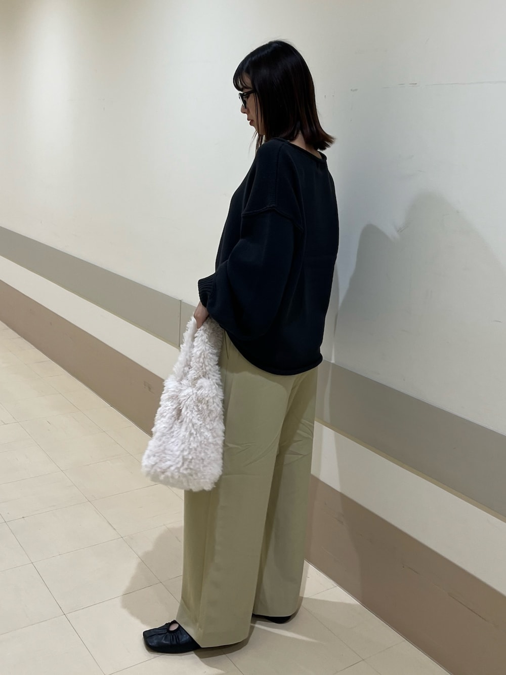 グレー系のニット/セーター、グリーン系のその他パンツを着用したレディースの秋コーディネートの3枚目の写真