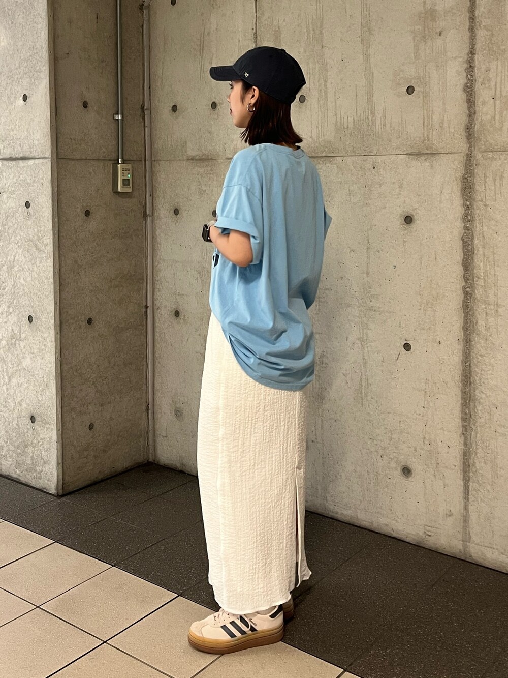 ブルー系のTシャツ/カットソー、ホワイト系のスカートを着用したレディースの夏コーディネートの4枚目の写真