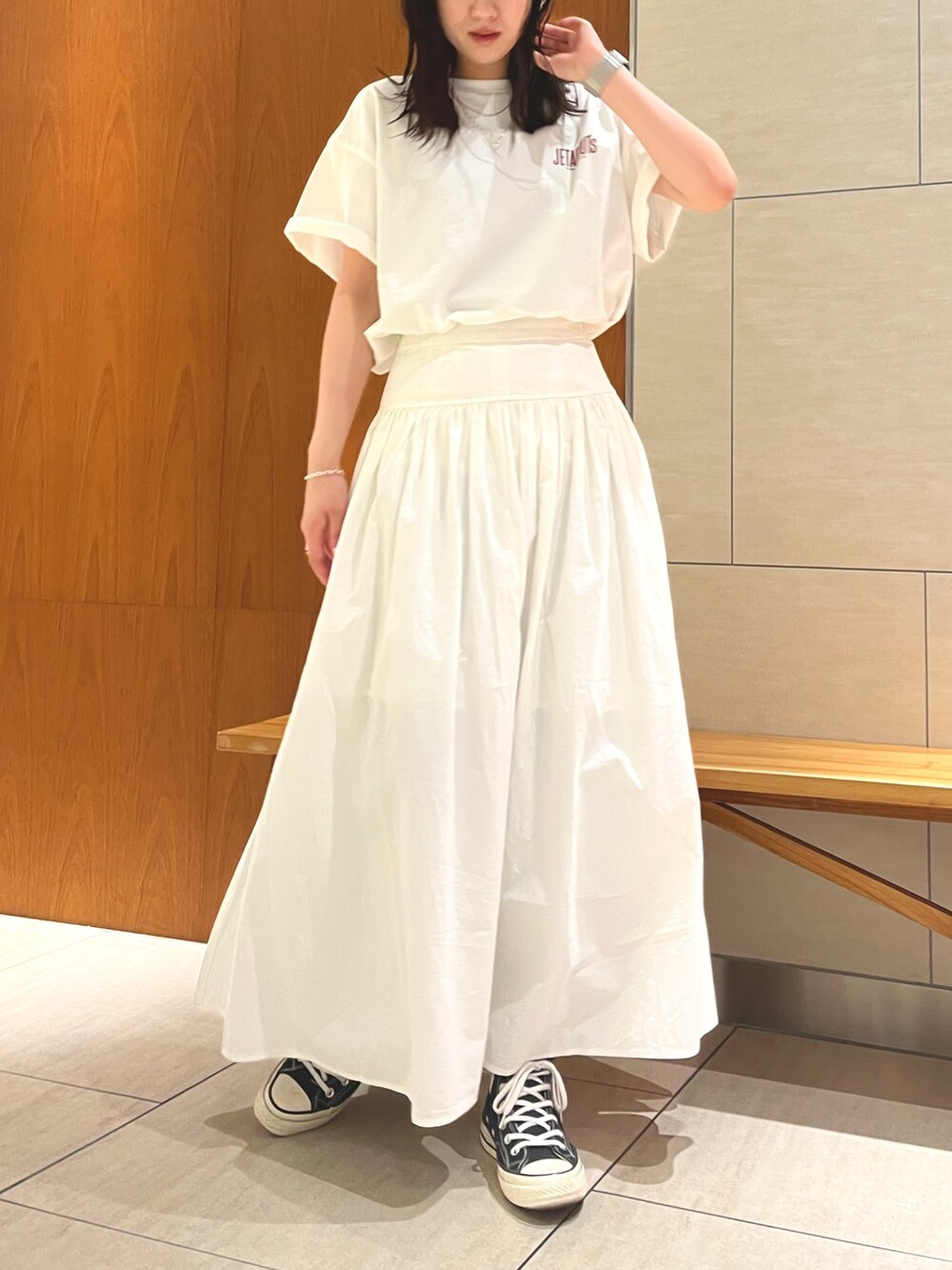 ホワイト系のTシャツ/カットソー、ホワイト系のスカートを着用したレディースの春コーディネートの3枚目の写真