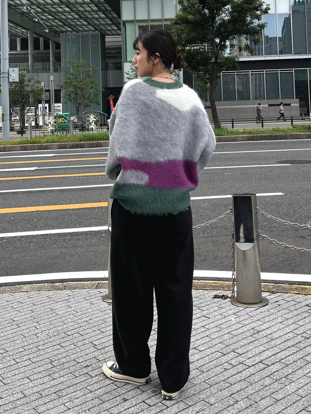 グリーン系のニット/セーターを着用したレディースの秋コーディネートの3枚目の写真