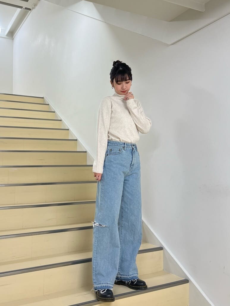 ブルー系のデニムパンツ、ホワイト系のニット/セーター、ブルー系のカーディガン/ボレロを着用したレディースの秋コーディネートの4枚目の写真