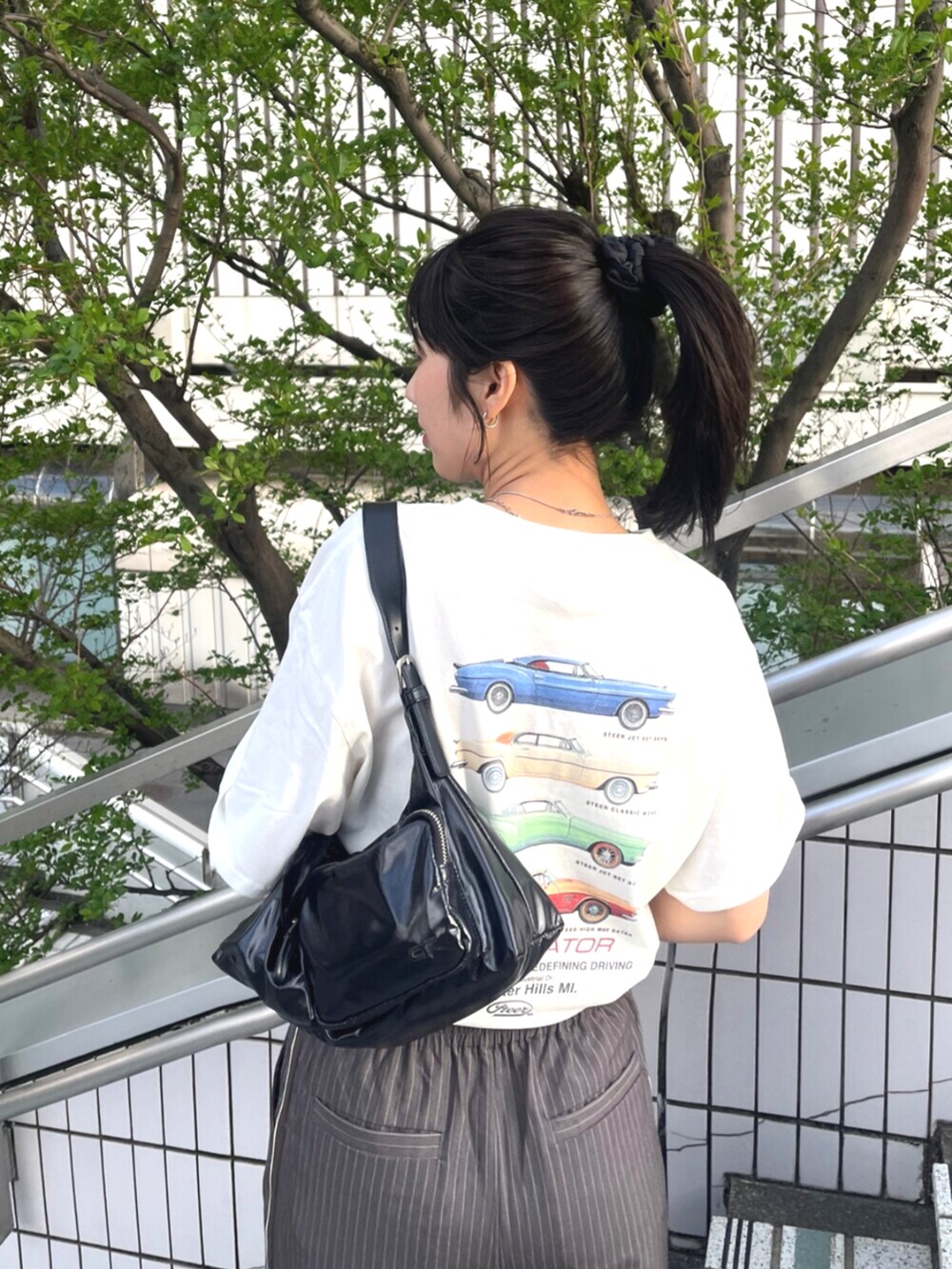 ホワイト系のTシャツ/カットソー、グレー系のその他パンツを着用したレディースの春コーディネートの5枚目の写真