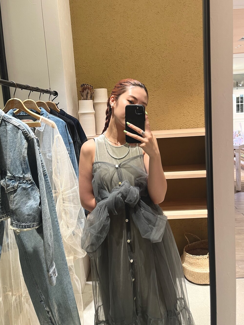 グレー系のワンピース、グレー系のワンピースを着用したレディースの夏コーディネートの2枚目の写真