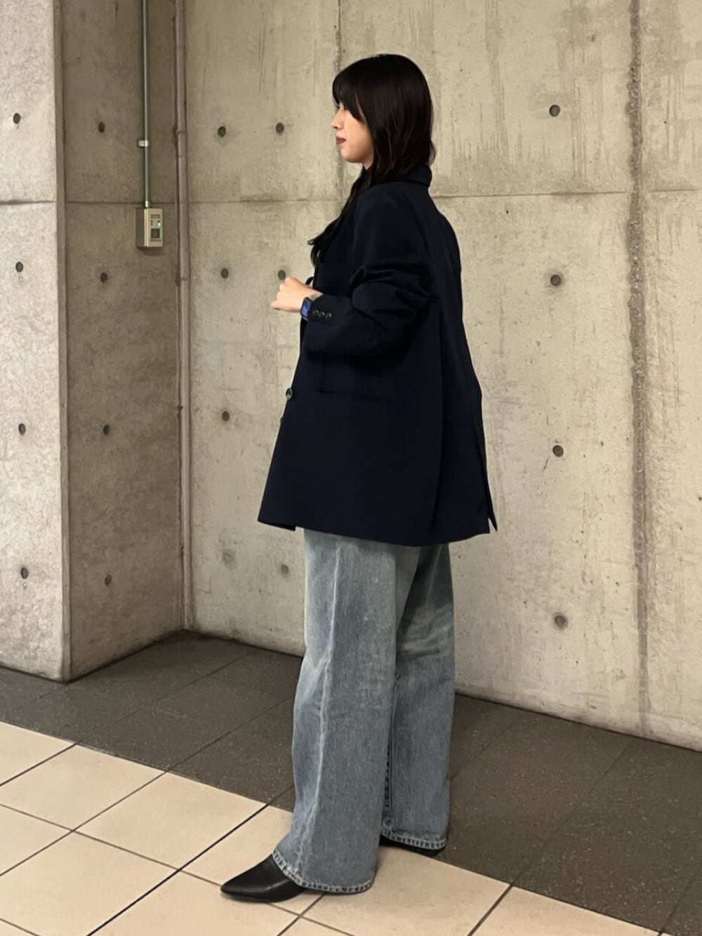 ブルー系のデニムパンツ、ブルー系のテーラードジャケットを着用したレディースの春コーディネートの2枚目の写真