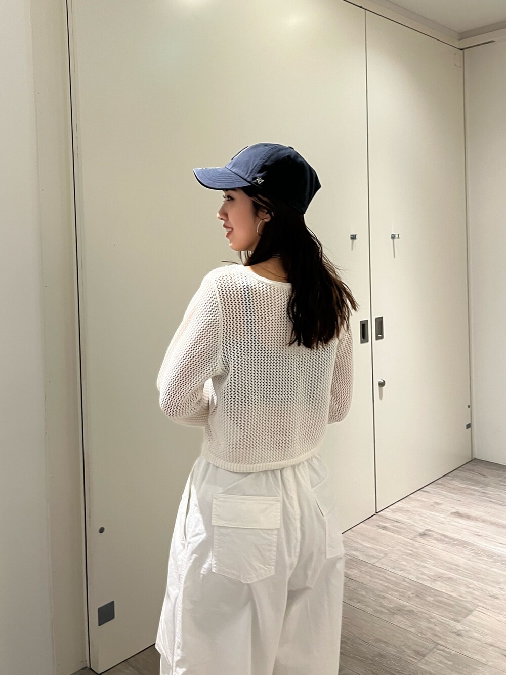 ホワイト系のカーディガン/ボレロ、ホワイト系のその他パンツを着用したレディースの春コーディネートの6枚目の写真