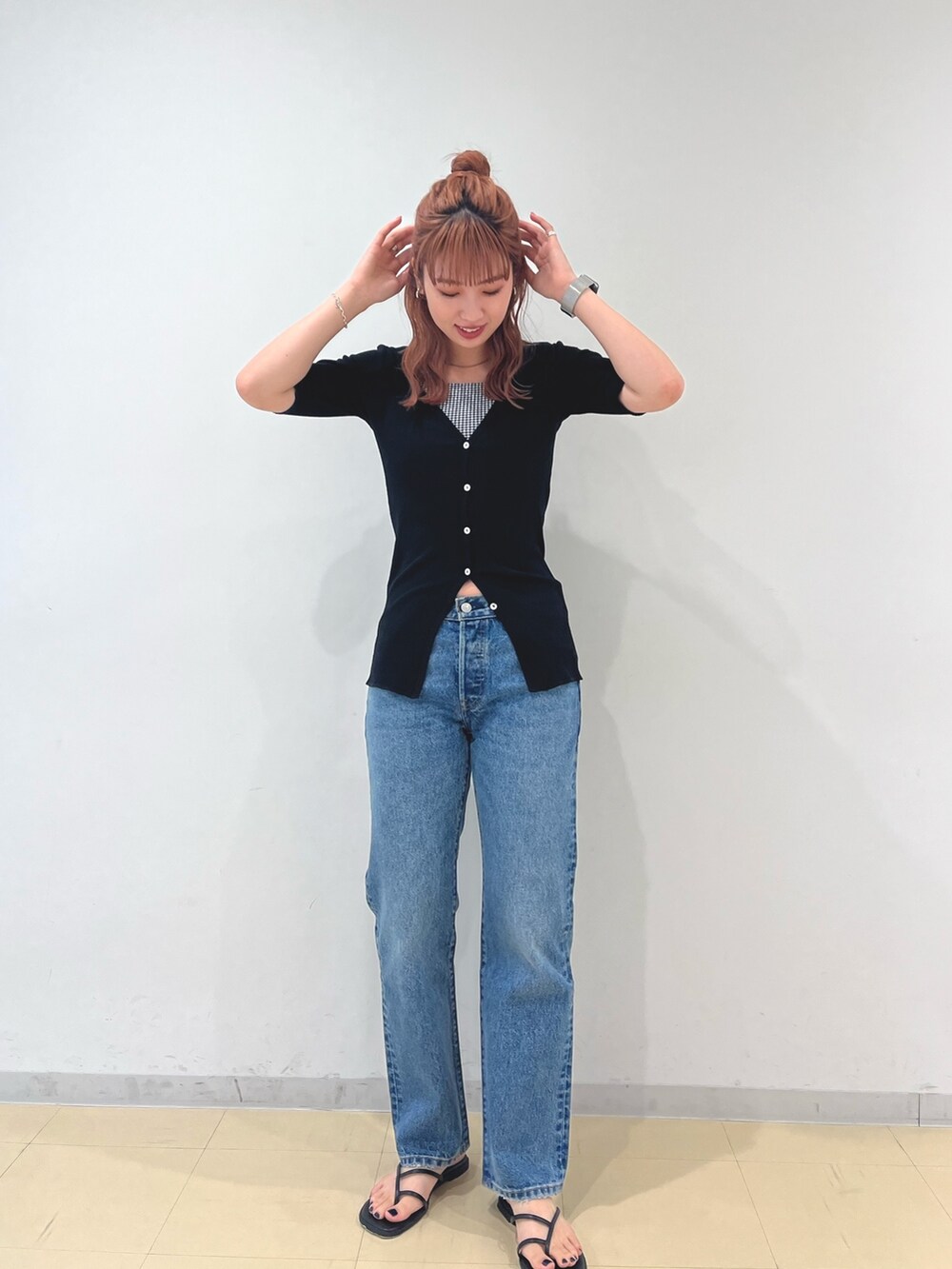 ブラック系のカーディガン/ボレロ、ブルー系のデニムパンツ、ブラック系の水着を着用したレディースの夏コーディネートの2枚目の写真