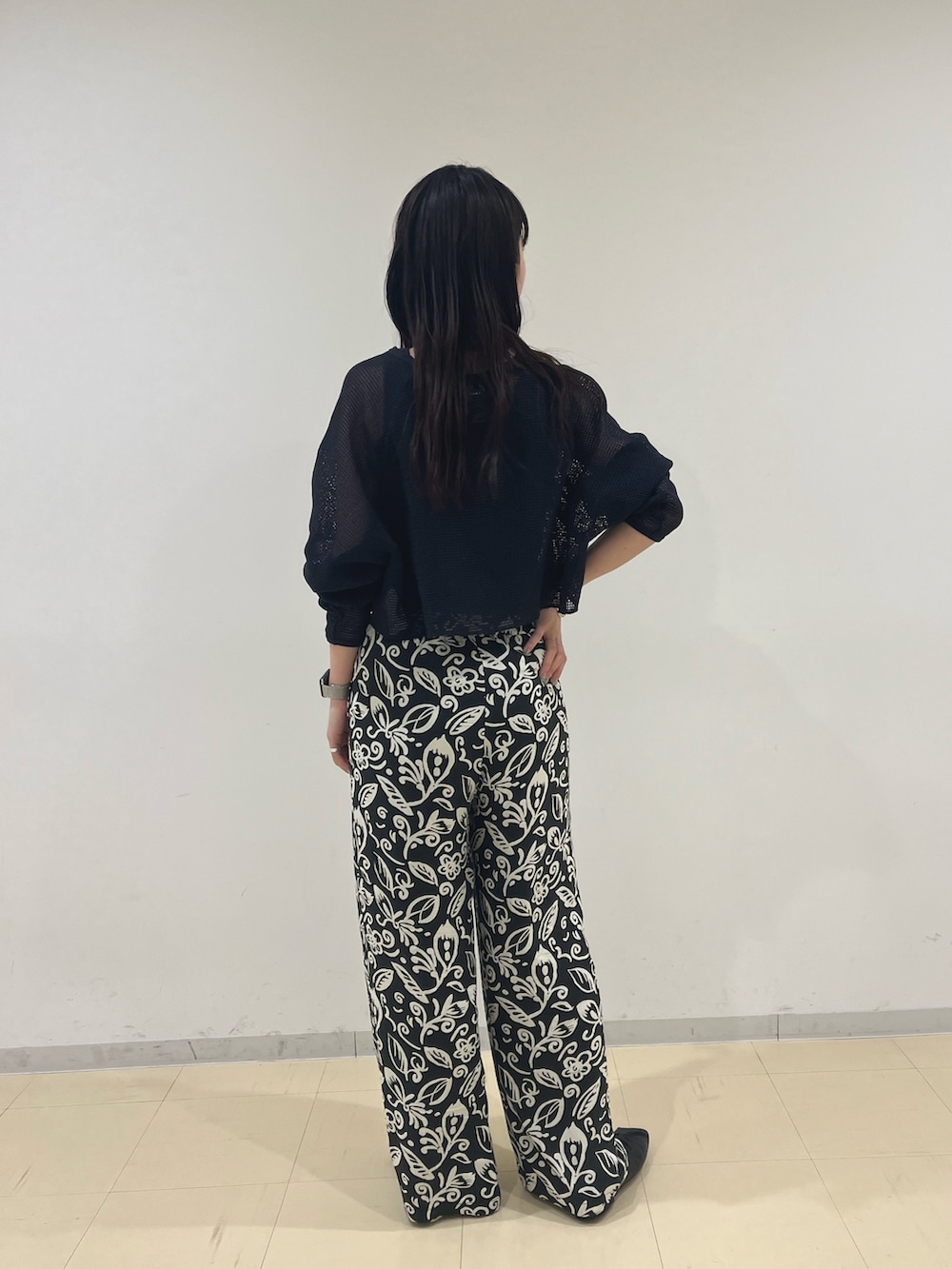 グレー系のTシャツ/カットソー、グレー系のタンクトップ、グレー系のその他パンツを着用したレディースの春コーディネートの3枚目の写真