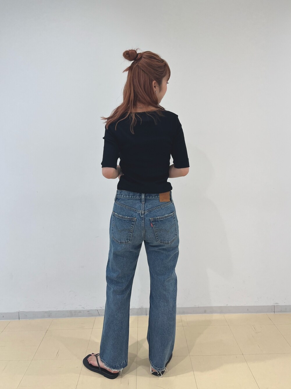 ブラック系のカーディガン/ボレロ、ブルー系のデニムパンツ、ブラック系の水着を着用したレディースの夏コーディネートの4枚目の写真