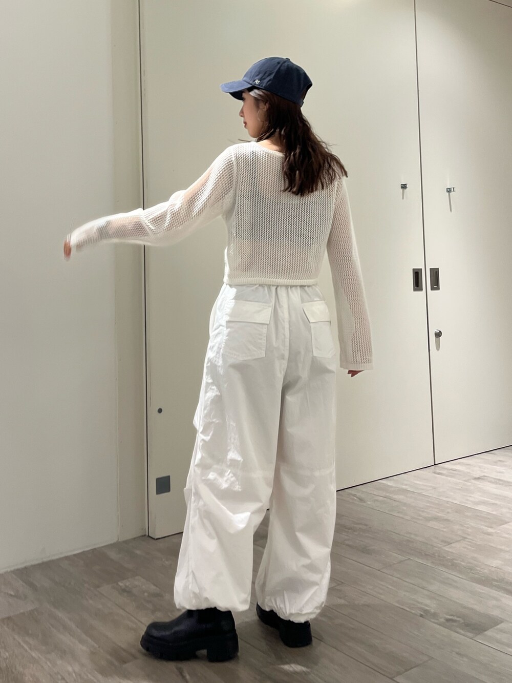 ホワイト系のカーディガン/ボレロ、ホワイト系のその他パンツを着用したレディースの春コーディネートの4枚目の写真