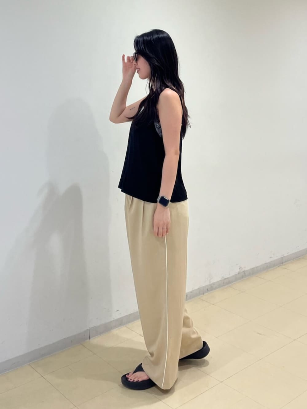 ブラック系のキャミソール、ベージュ系のその他パンツを着用したレディースの夏コーディネートの2枚目の写真