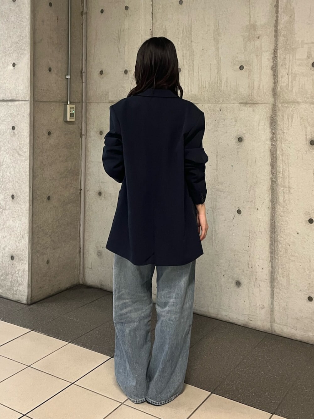 ブルー系のデニムパンツ、ブルー系のテーラードジャケットを着用したレディースの春コーディネートの3枚目の写真