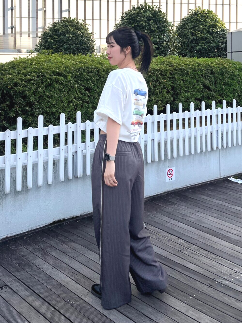 ホワイト系のTシャツ/カットソー、グレー系のその他パンツを着用したレディースの春コーディネートの3枚目の写真