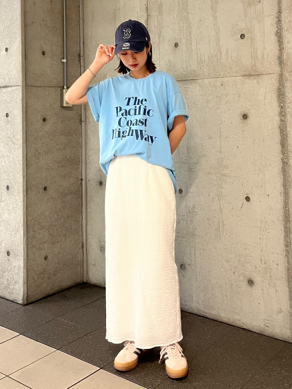 ブルー系のTシャツ/カットソー、ホワイト系のスカートを着用したレディースの夏コーディネートの2枚目の写真