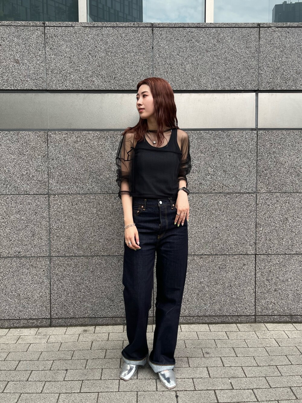 ブラック系のTシャツ/カットソー、グレー系のタンクトップ、ブルー系のデニムパンツを着用したレディースの夏コーディネートの3枚目の写真