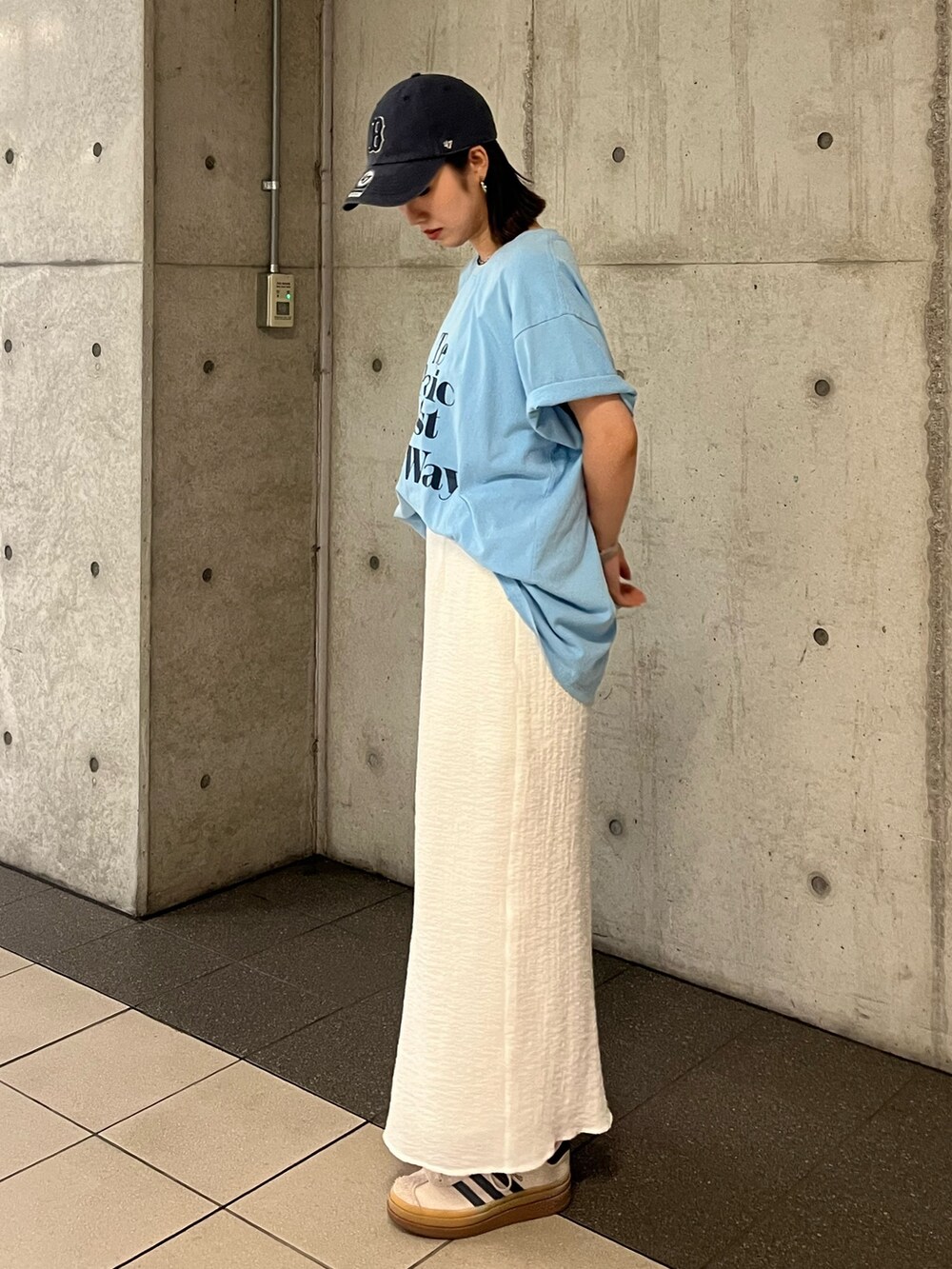 ブルー系のTシャツ/カットソー、ホワイト系のスカートを着用したレディースの夏コーディネートの3枚目の写真