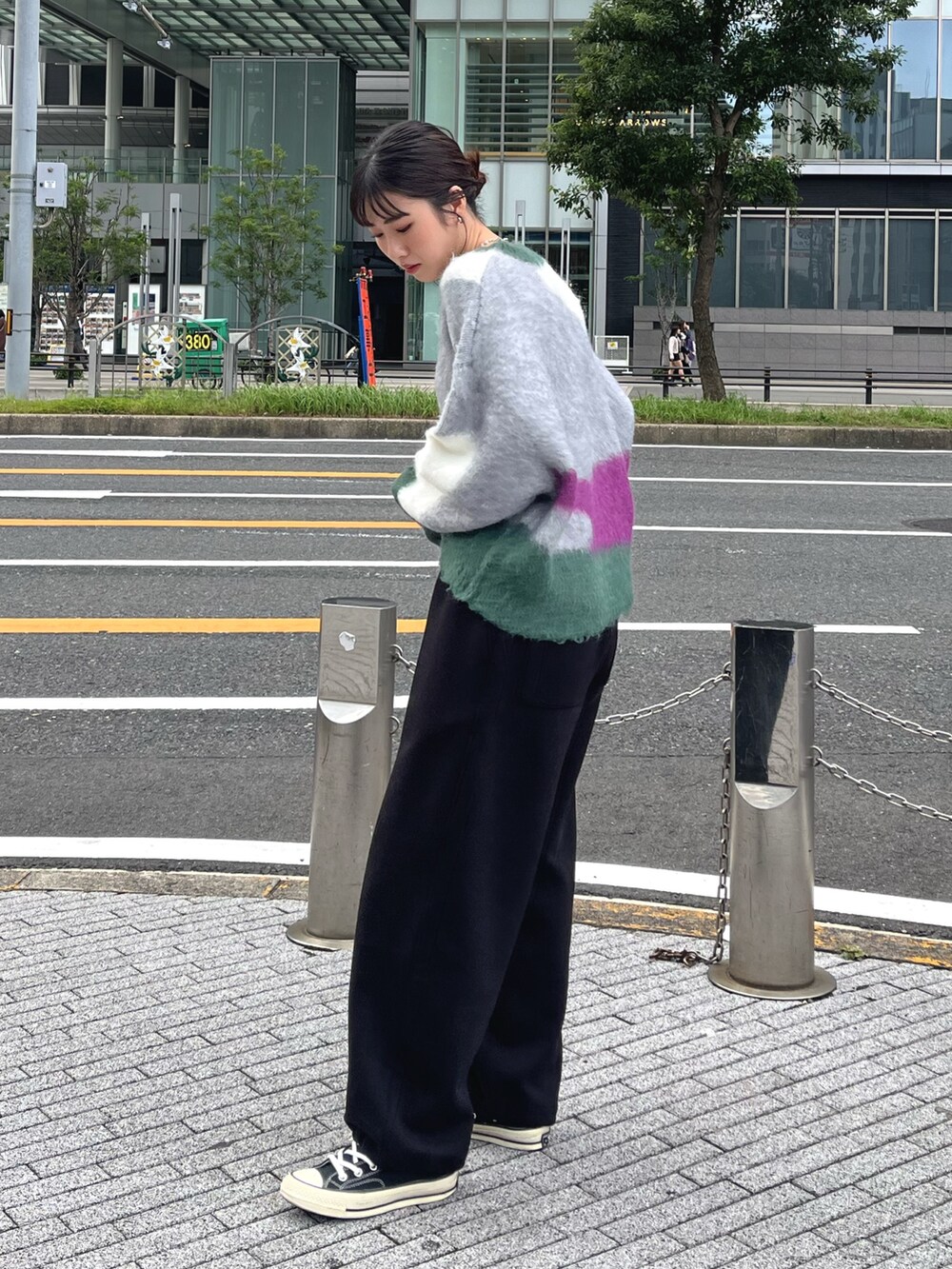 グリーン系のニット/セーターを着用したレディースの秋コーディネートの2枚目の写真