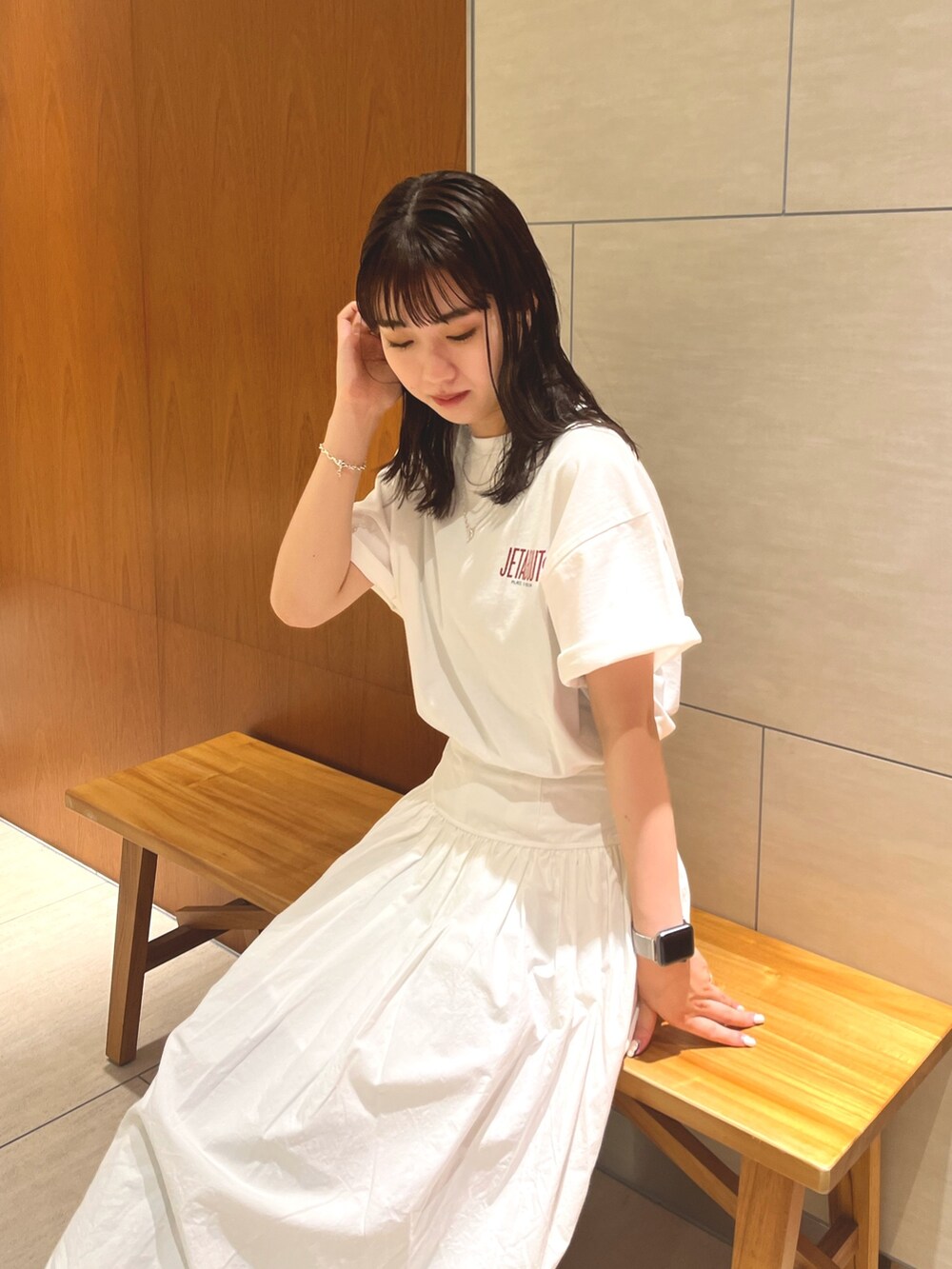 ホワイト系のTシャツ/カットソー、ホワイト系のスカートを着用したレディースの春コーディネートの2枚目の写真