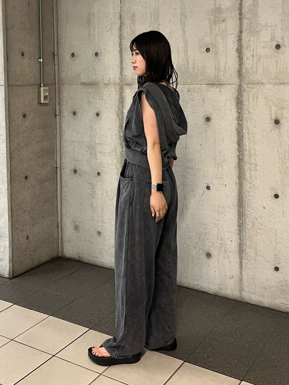 グレー系のパーカー、グレー系のスウェットパンツを着用したレディースの夏コーディネートの2枚目の写真