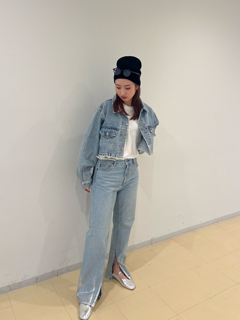 ブルー系のデニムジャケット、ホワイト系のTシャツ/カットソー、ブルー系のデニムパンツを着用したレディースの夏コーディネートの4枚目の写真