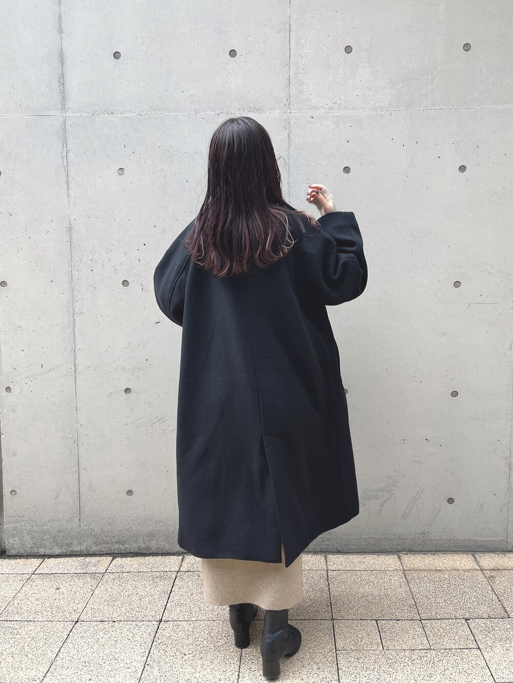 ブラック系のその他アウター、グレー系のワンピースを着用したレディースの冬コーディネートの4枚目の写真