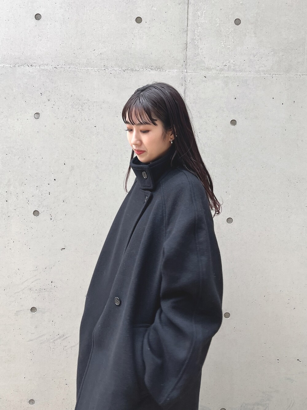 ブラック系のその他アウター、グレー系のワンピースを着用したレディースの冬コーディネートの3枚目の写真