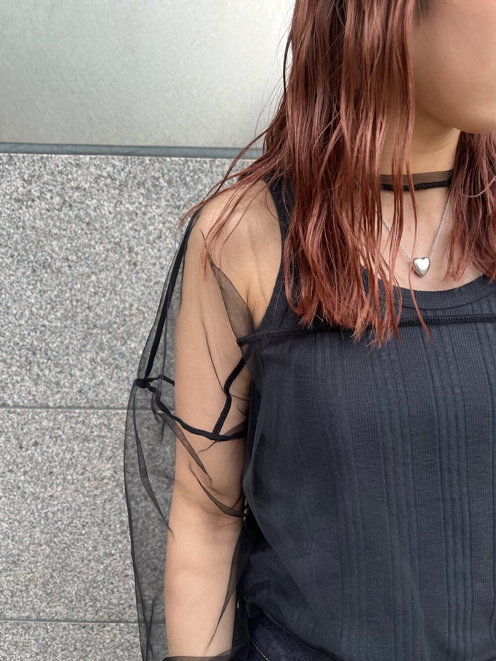 ブラック系のTシャツ/カットソー、グレー系のタンクトップ、ブルー系のデニムパンツを着用したレディースの夏コーディネートの5枚目の写真