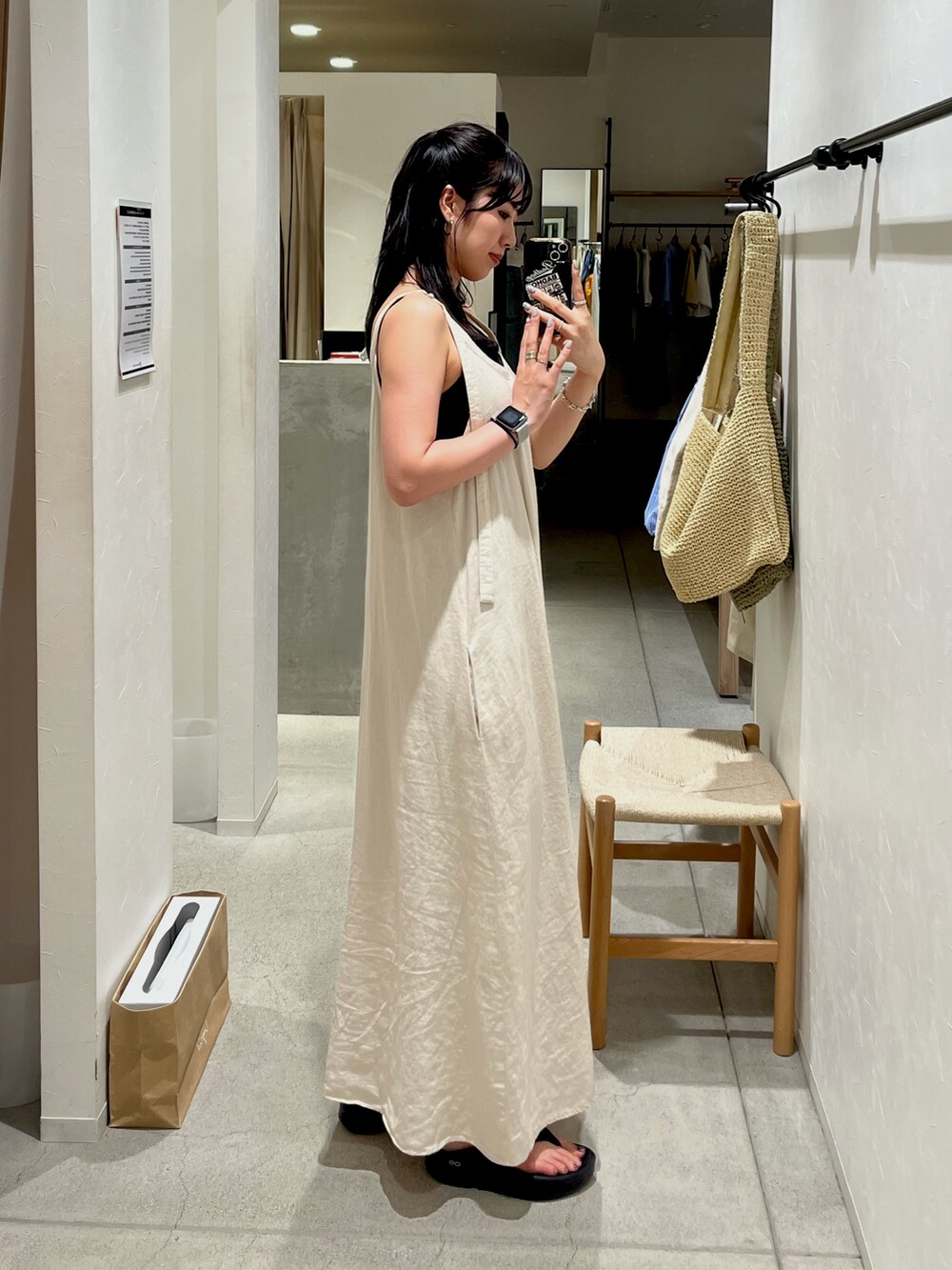 ホワイト系のワンピースを着用したレディースの夏コーディネートの2枚目の写真