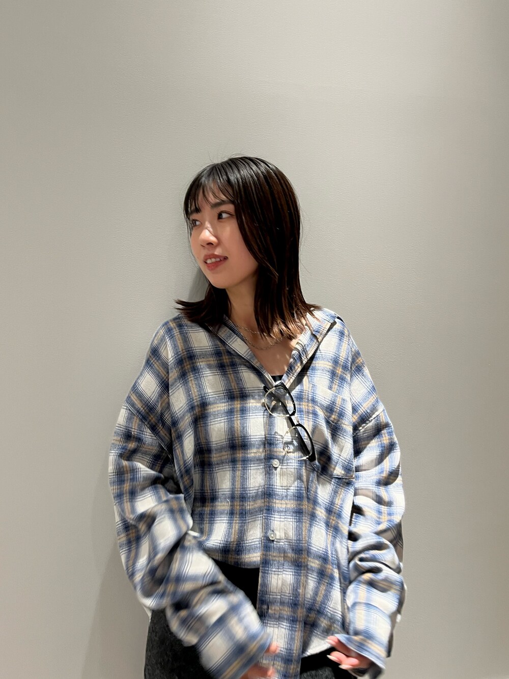 ホワイト系のシャツ/ブラウス、グレー系のスカート、ブラック系のブーツを着用したレディースの秋コーディネートの4枚目の写真
