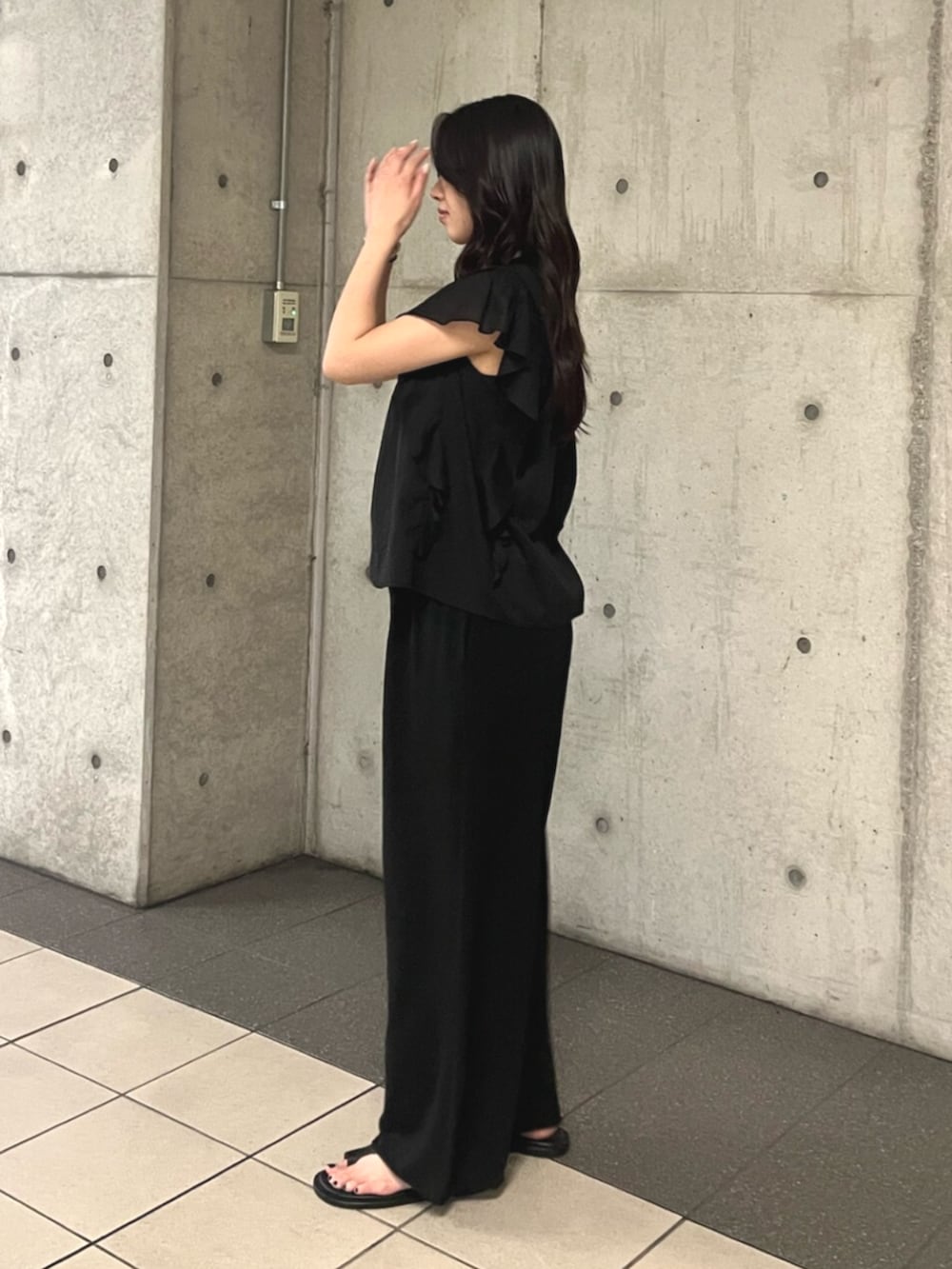 ブラック系のシャツ/ブラウス、ブラック系のその他パンツを着用したレディースの夏コーディネートの2枚目の写真