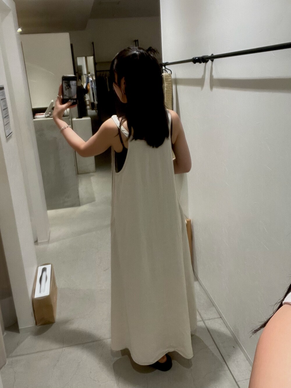 ホワイト系のワンピースを着用したレディースの夏コーディネートの4枚目の写真