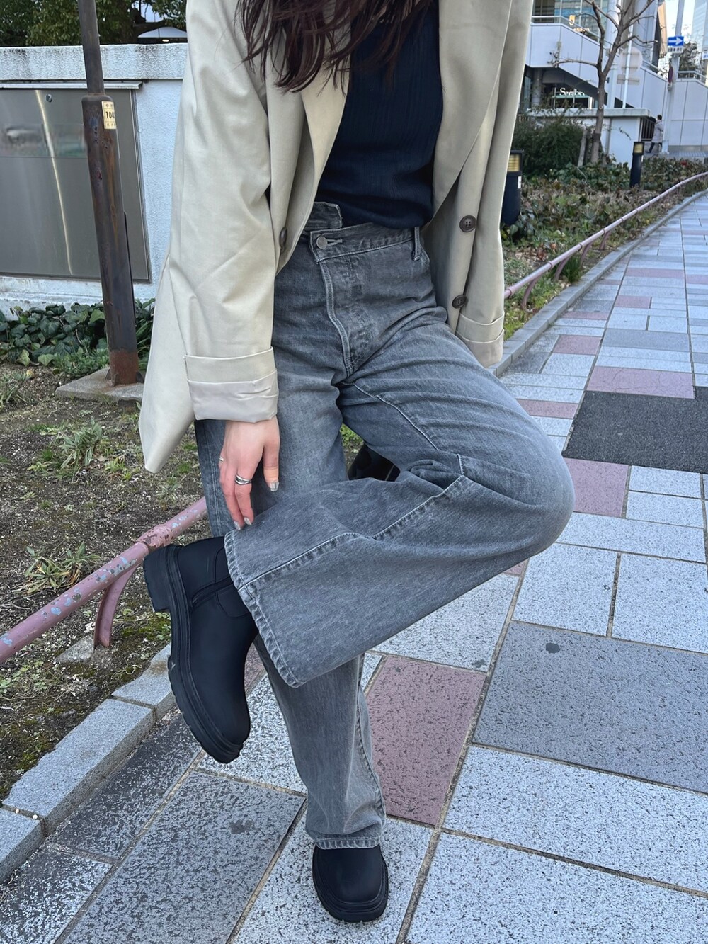 ベージュ系のテーラードジャケット、グレー系のタンクトップ、ブラック系のデニムパンツを着用したレディースの冬コーディネートの4枚目の写真