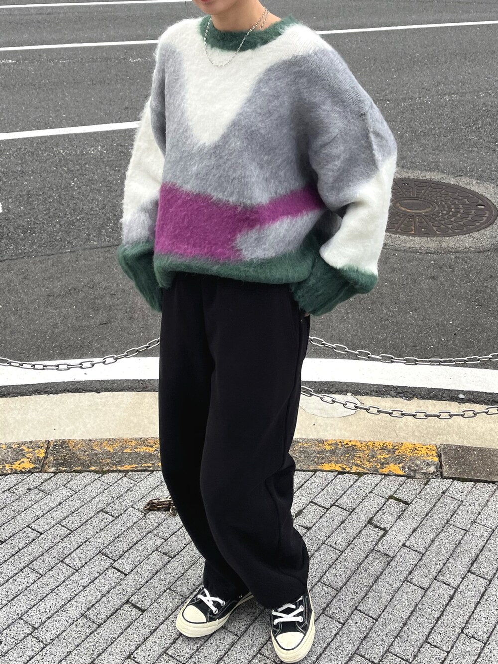 グリーン系のニット/セーターを着用したレディースの秋コーディネートの4枚目の写真