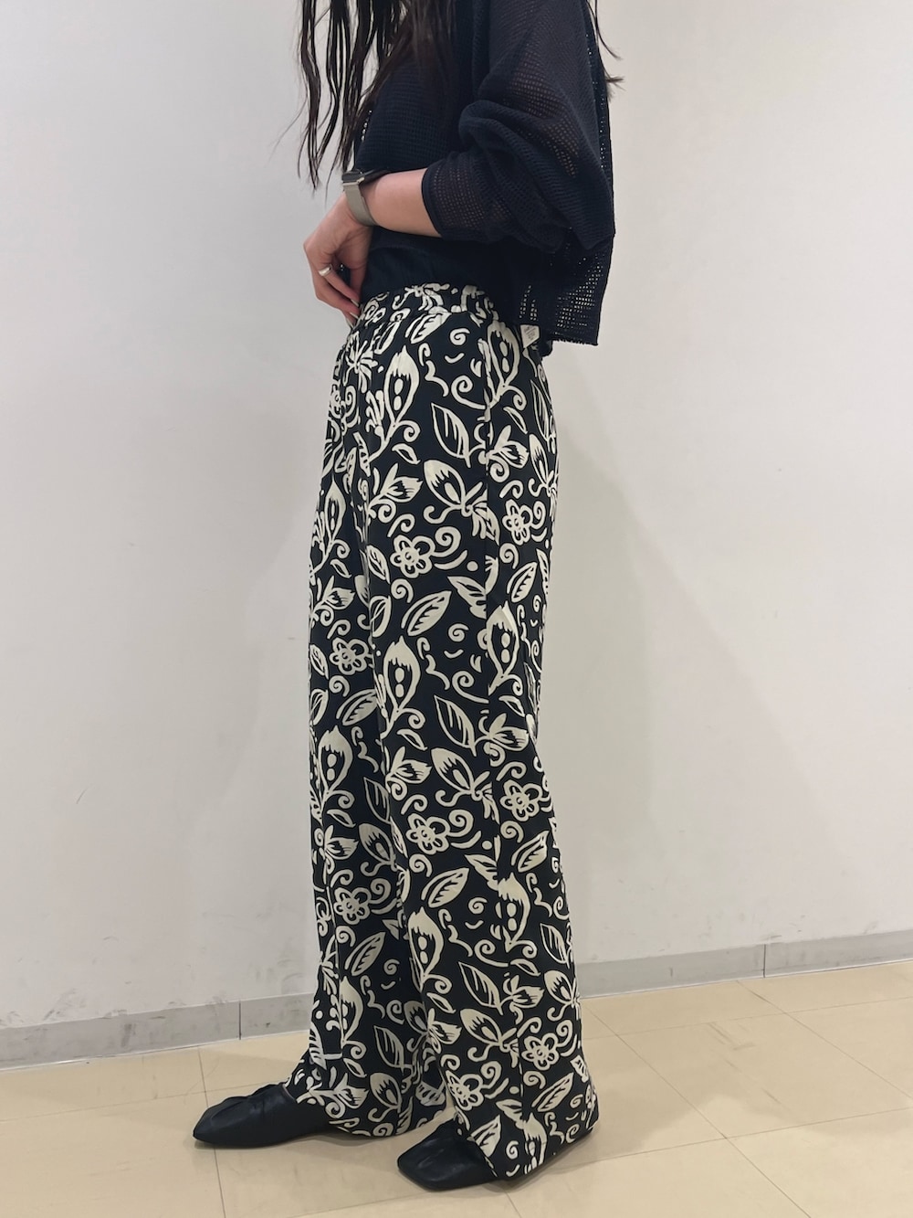 グレー系のTシャツ/カットソー、グレー系のタンクトップ、グレー系のその他パンツを着用したレディースの春コーディネートの6枚目の写真