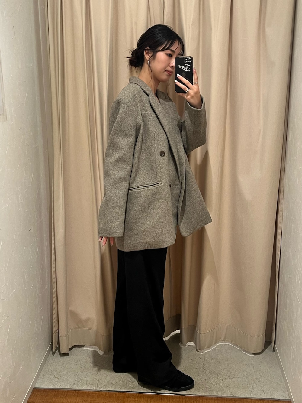 グレー系のテーラードジャケットを着用したレディースの秋コーディネートの2枚目の写真