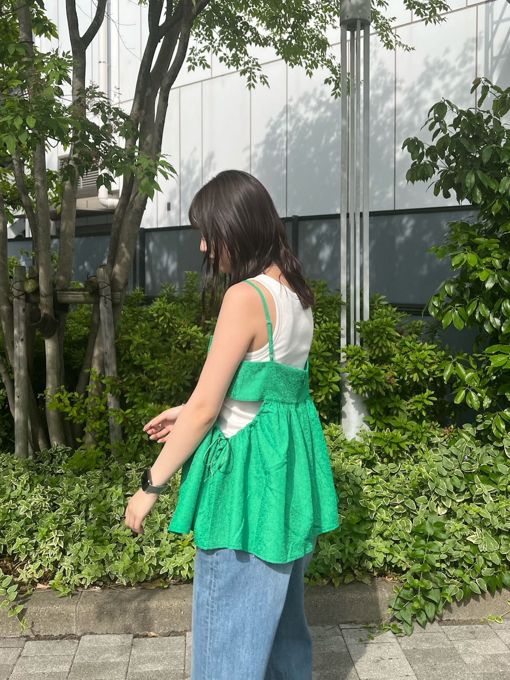 グリーン系のシャツ/ブラウス、ブルー系のデニムパンツを着用したレディースの春コーディネートの3枚目の写真