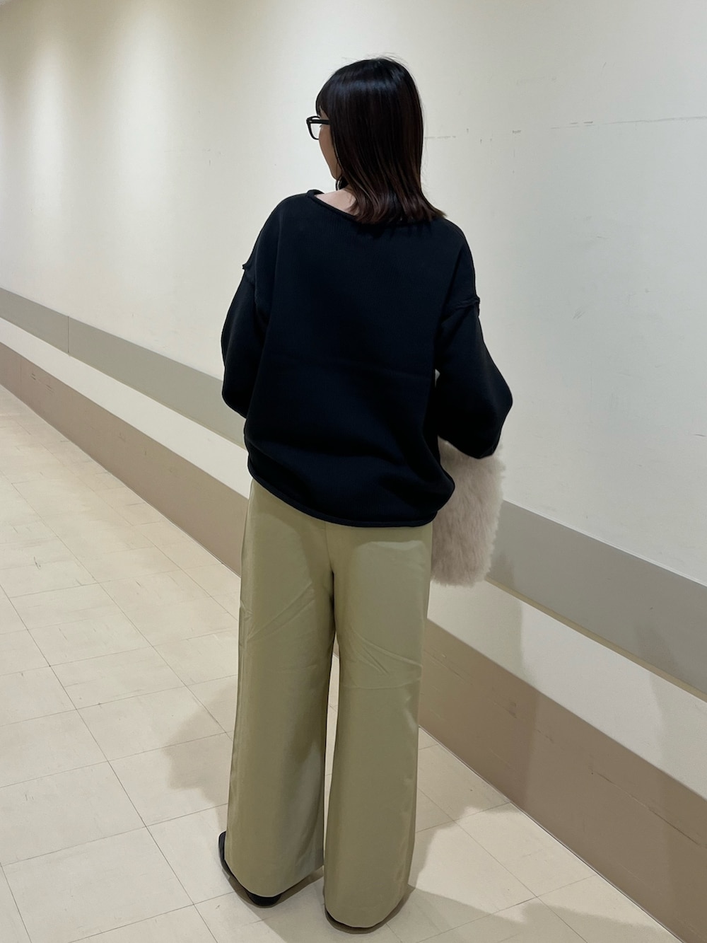 グレー系のニット/セーター、グリーン系のその他パンツを着用したレディースの秋コーディネートの4枚目の写真