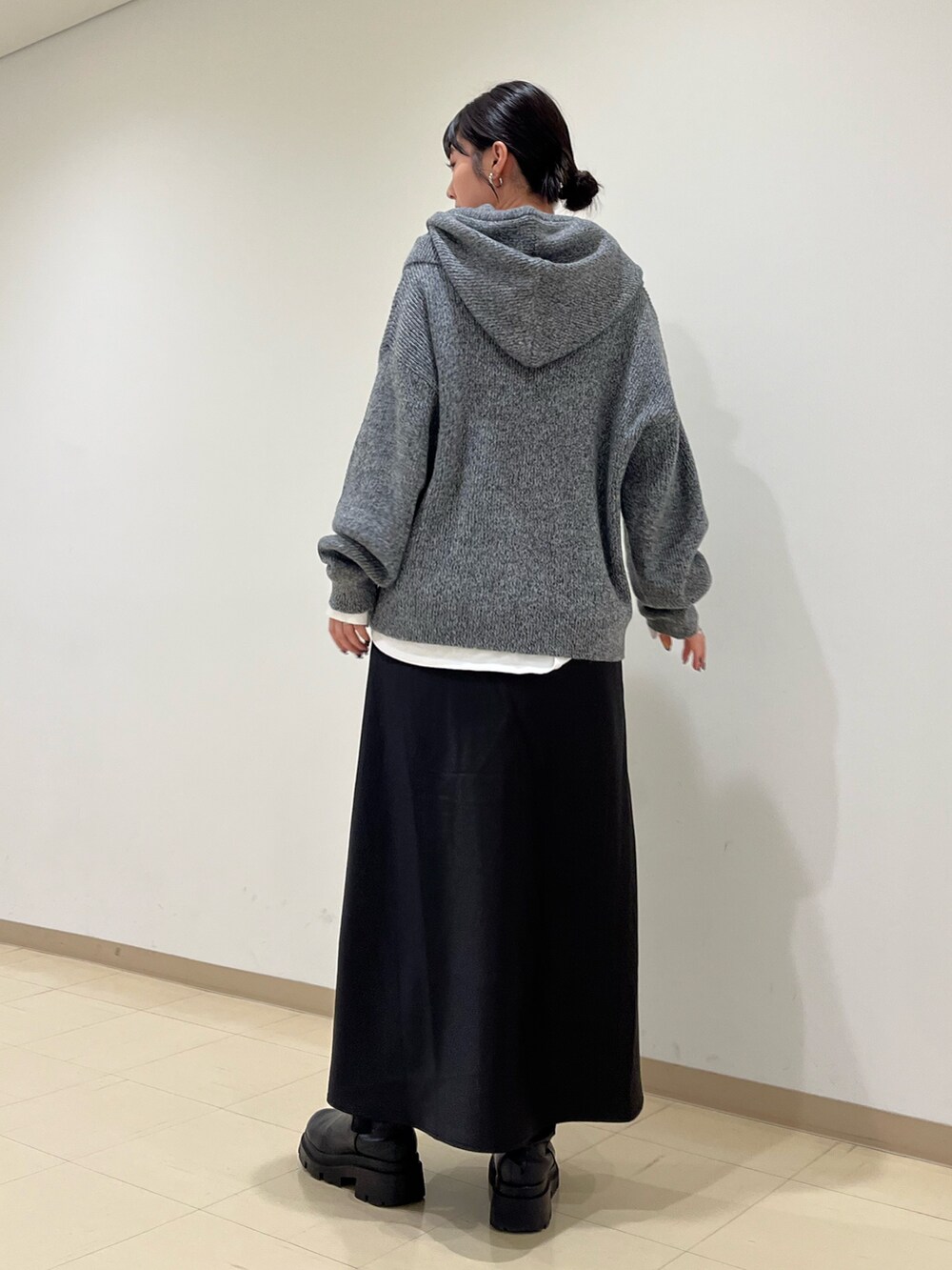 グレー系のニット/セーター、ブラック系のスカートを着用したレディースの冬コーディネートの3枚目の写真